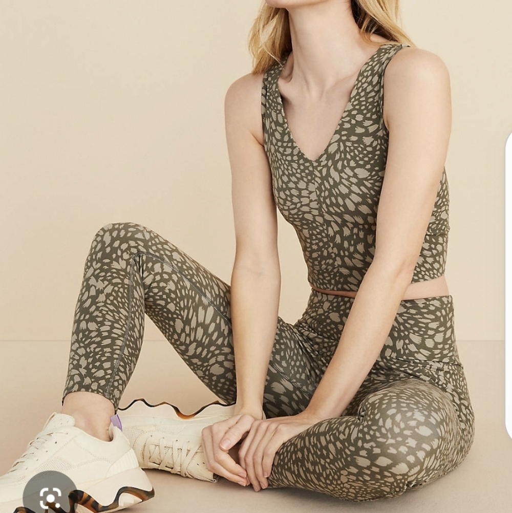 NWT! Lou & Grey Olive Patterned Leggings - Picture 2 of 9